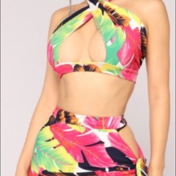 2 piece outfit ⭐️🌺💋☀️💕 - Picture 3 of 4